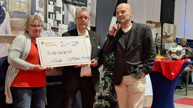 Spendenuebergabe Bild final