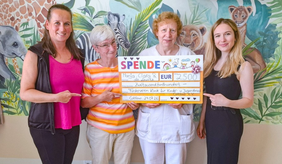 Auf dem Foto (von links): Manja Koal, Dr. Elisabeth Holfeldt, Schwester Ines und Clara Valerie.